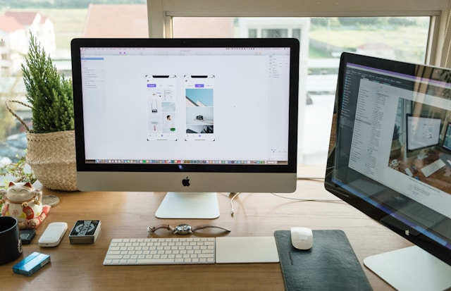table on which there is a computer